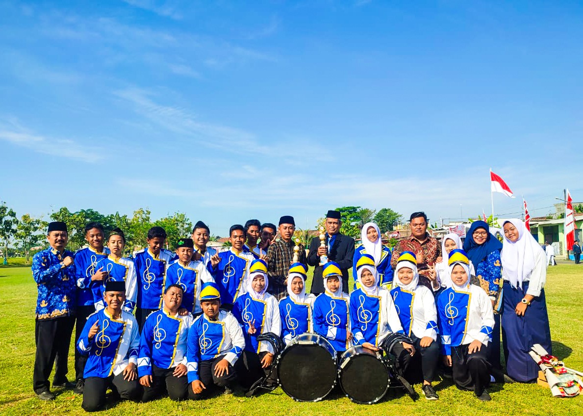 Drumband dan Pembawa Acara Tampil Apik Mengawal Upacara Peringatan Detik - Detik Proklamasi